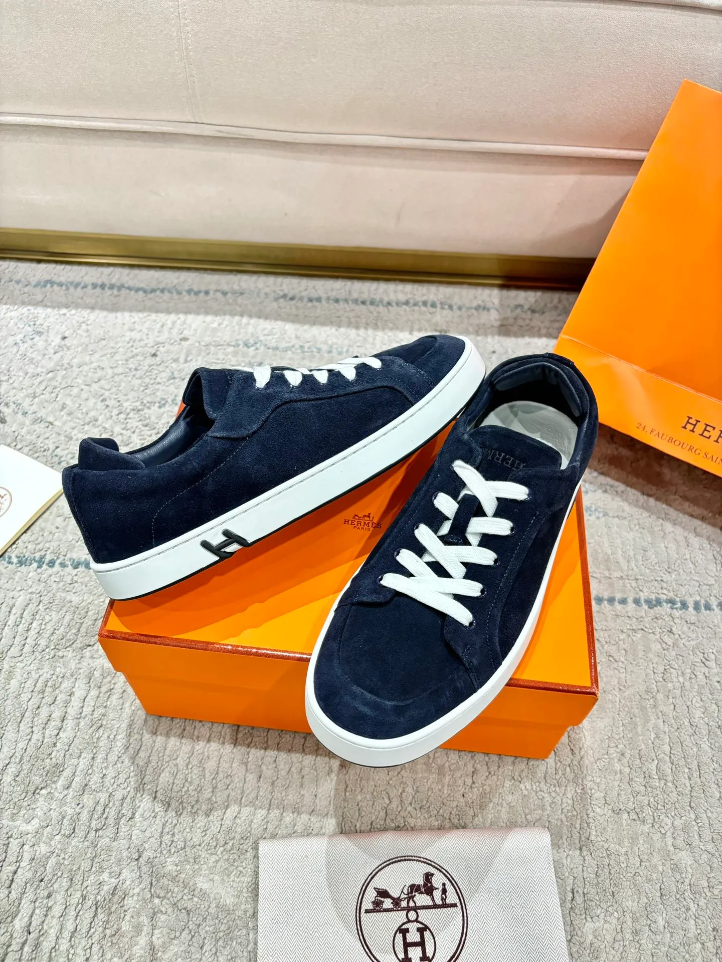 👟👟Ex-factory price 640👟👟 Men's model ➕10 Hermes·Hermès 2025ss new Lucky series men's leather loafers casual sports shoes for women Top version 🔝Original purchase, development and production👍🏻 This Hermès sports shoe is made of calfskin and suede goatskin, with iconic "H" details on the side, creating a dynamic and fashionable style. 💘 💜Material: original imported first-layer cowhide 💛Inner lining: original customized soft sheepskin 💚Sole: original molded non-slip TPU outsole ❤️Sole thickness: about 2.5cm 🤍Number of yards: 35-45👣 (40 for women and 45 for men, custom-made and non-refundable